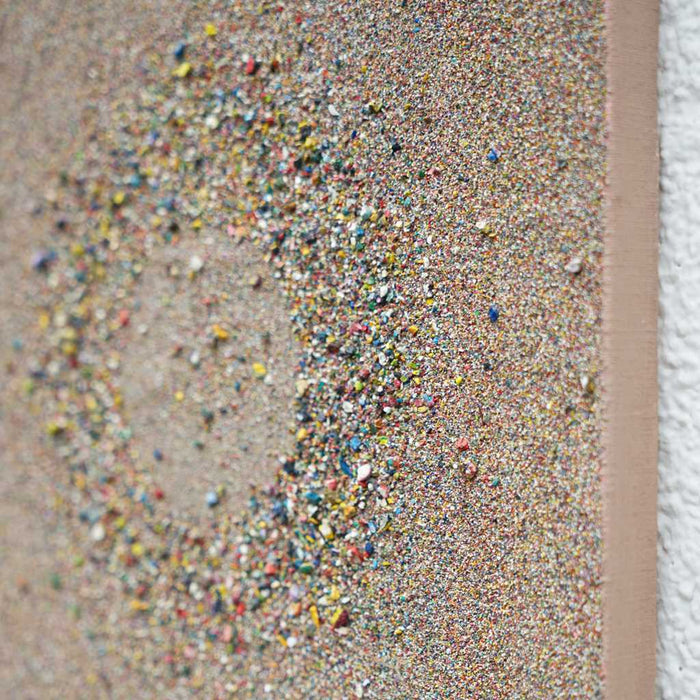 Marsfeld CXXXI zeigt eine kreisförmige Struktur aus feinen Farbresten und Sand auf quadratischer Leinwand – abstrakte Komposition mit Kraterform (Seitenperspektive). Atelier Hellbusch.