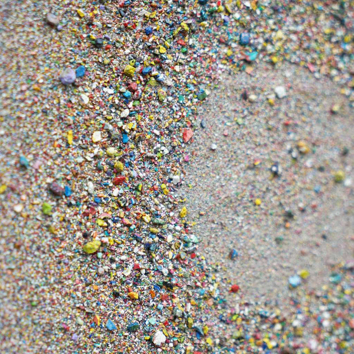 Marsfeld CXXXI zeigt eine kreisförmige Struktur aus feinen Farbresten und Sand auf quadratischer Leinwand – abstrakte Komposition mit Kraterform (Nahaufnahme). Atelier Hellbusch.