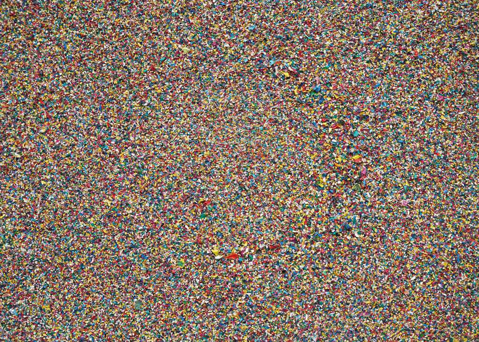 Marsfeld CXXXII zeigt ein abstraktes Gemälde mit dichten Farbsplittern aus recycelter Farbe und Sand auf 30 × 40 cm – ein strukturiertes Farbenmeer. Atelier Hellbusch.
