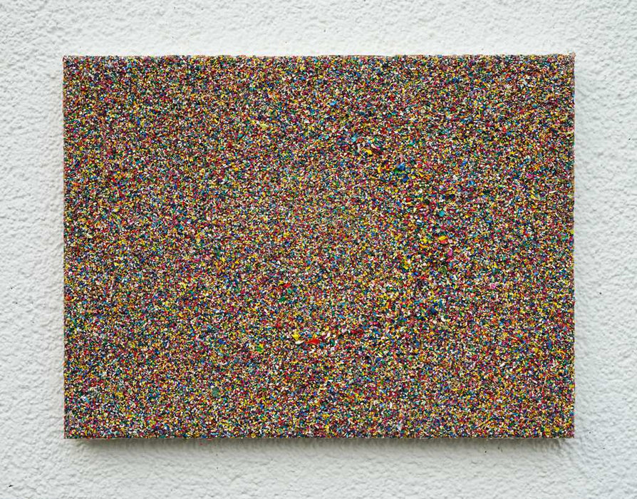 Marsfeld CXXXII zeigt ein abstraktes Gemälde mit dichten Farbsplittern aus recycelter Farbe und Sand auf 30 × 40 cm – ein strukturiertes Farbenmeer. Atelier Hellbusch.