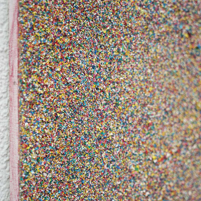 Marsfeld CXXXII zeigt ein abstraktes Gemälde mit dichten Farbsplittern aus recycelter Farbe und Sand auf 30 × 40 cm – ein strukturiertes Farbenmeer (Seitenansicht). Atelier Hellbusch.