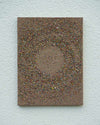 Abstraktes Kunstwerk „Marsfeld CXXXIII“, 40x30 cm, bestehend aus Farbresten in kreisförmiger Struktur mit dichter Textur und vielfältiger Farbigkeit. Atelier Hellbusch.