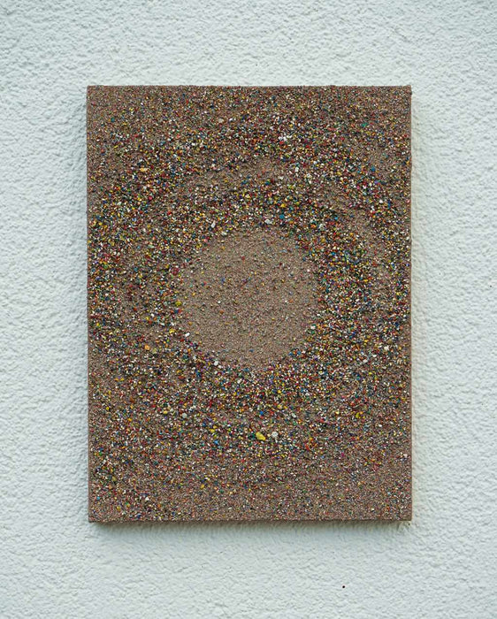 Abstraktes Kunstwerk „Marsfeld CXXXIII“, 40x30 cm, bestehend aus Farbresten in kreisförmiger Struktur mit dichter Textur und vielfältiger Farbigkeit. Atelier Hellbusch.