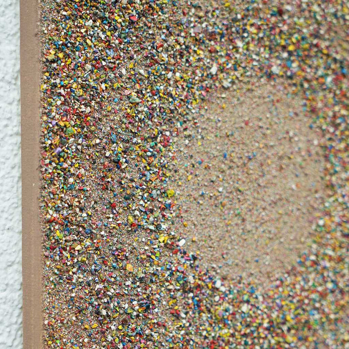 Abstraktes Kunstwerk „Marsfeld CXXXIII“, 40x30 cm, bestehend aus Farbresten in kreisförmiger Struktur mit dichter Textur und vielfältiger Farbigkeit (Seitenperspektive). Atelier Hellbusch.