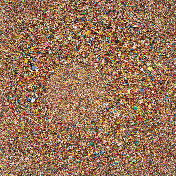 Abstraktes Gemälde „Marsfeld CXXXXI“ mit runder, zentrierter Struktur aus Farbresten auf Leinwand (30 × 40 cm). Atelier Hellbusch