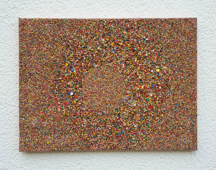 Abstraktes Gemälde „Marsfeld CXXXXI“ mit runder, zentrierter Struktur aus Farbresten auf Leinwand (30 × 40 cm). Atelier Hellbusch