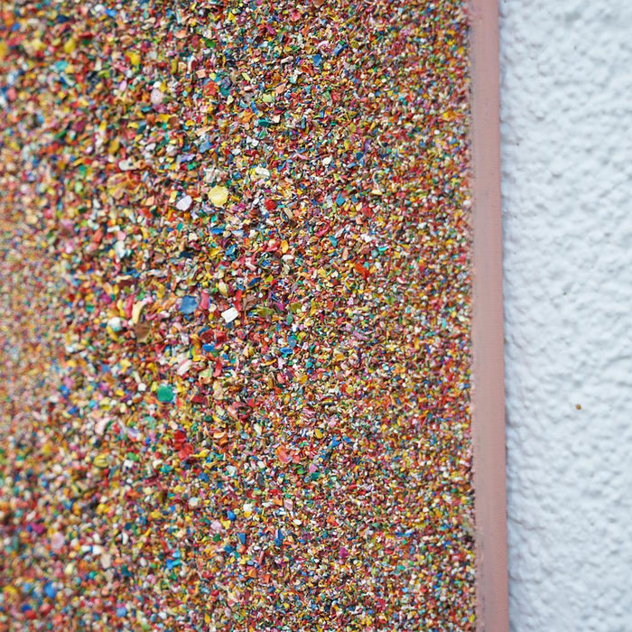 Abstraktes Gemälde „Marsfeld CXXXXI“ mit runder, zentrierter Struktur aus Farbresten auf Leinwand (30 × 40 cm, Seitenaufnahme). Atelier Hellbusch