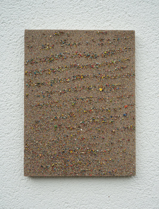 Das Bild zeigt Marsfeld L, ein feines zeitgenössisches Experiment, bestehend aus Farbresten der Palette. Das kleinformatige Bild misst 40 x 30 cm. Gemälde der Marsfeld Serie lassen lediglich über die Größenunterschiede des Gerölls eine Komposition entstehen. Die Erhebungen ergeben hier eine wellenartige Struktur. Sie erinnern an Sand und Strand. ARTLET - Atelier Hellbusch.