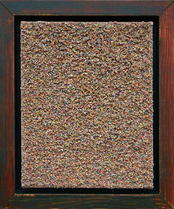 Das Bild zeigt Marsfeld LIV (eingerahmt), ein Kleinformat (30x24cm) aus Farbresten. Die Reste entstehen durch die Zerschlagung der Palette. Die Farbbrocken bestehen aus Ölfarben, Acrylfarben und Lack. Über die verschiedenen Schichten der getrockneten Farben entsteht eine scheinbar monochrome Farbfläche. Moderne Kunst. ARTLET - Atelier Hellbusch.