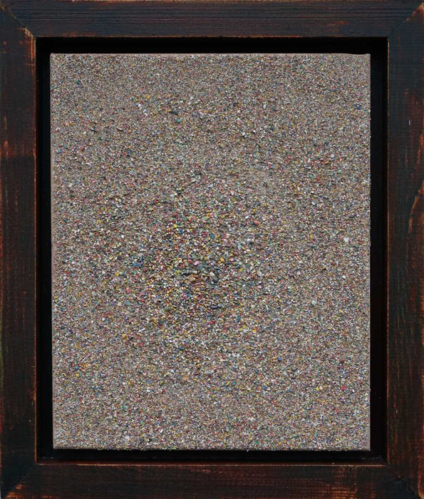 Marsfeld LXIII (hier gerahmt) ist ein feines modernes Kunstwerk auf Leinwand. Es besteht aus Farbresten der Palette - aus zerschlagenen Ölfarben, Acrylfarben und Lack. Das Gemälde misst 30 x 24 cm. Über die Größenunterschiede der Farbtrümmer entsteht eine Komposition, die an einen Strudel erinnert. ARTLET - Atelier Hellbusch.