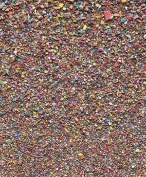 Das Bild zeigt Marsfeld CLIV, ein experimentelles Gemälde aus Farbresten (Größe: 70 x 50 cm). Die Brocken bestehen aus zerschlagenen Ölfarben, Acrylfarben und Lacke, die auf der Palette getrocknet waren. Über die Größenunterschiede der Farbbrocken entsteht eine Komposition, die an den Strand erinnert. Experimentelles Gemälde. ARTLET - Atelier Hellbusch.