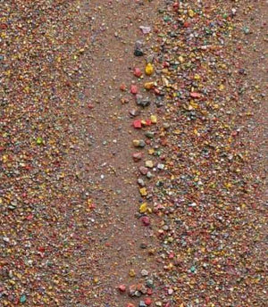 Marsfeld CLVI ist ein großes abstraktes Landschaftsbild bestehend aus Farbresten der Palette. Hier ist eine Nahaufnahme. Es misst 110 x 150 cm. Die Farbbrocken bestehen aus getrockneten und zerschlagenen Ölfarben, Acrylfarben und Lack. Über die Größenunterschiede der Reste entsteht eine wellenartige Komposition, dass an den Strand erinnert. ARTLET - Atelier Hellbusch.