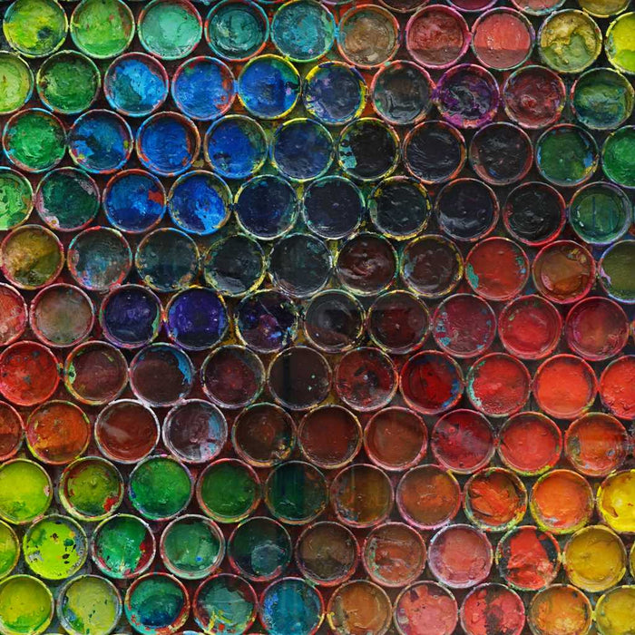 Großes, buntes Kunstobjekt für die Wand „RE 15“ mit plastischen Farbkreisen auf 123x123x10 cm. Wandskulptur hinter Plexiglas aus der Serie „Reste eines Experiments“. Künstler Mark Hellbusch, 2024.