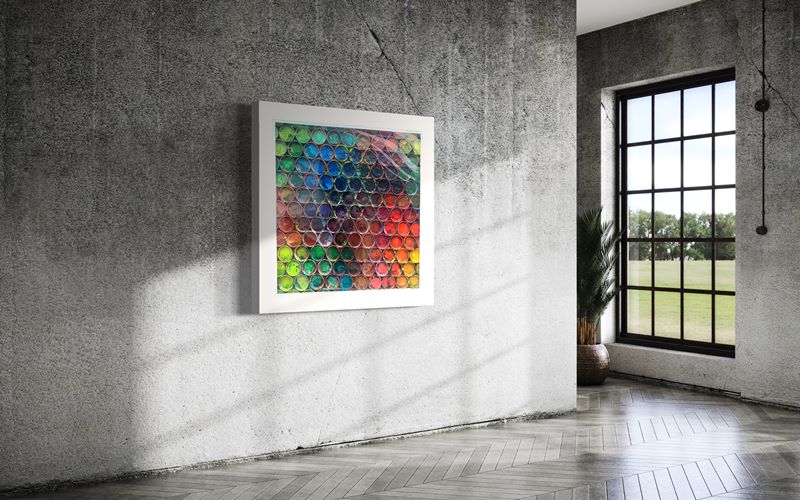 Großes, buntes Kunstobjekt für die Wand „RE 15“ mit plastischen Farbkreisen auf 123x123x10 cm (in situ). Wandskulptur hinter Plexiglas aus der Serie „Reste eines Experiments“. Künstler Mark Hellbusch, 2024.