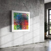 Großes, buntes Kunstobjekt für die Wand „RE 15“ mit plastischen Farbkreisen auf 123x123x10 cm (in Situation). Wandskulptur hinter Plexiglas aus der Serie „Reste eines Experiments“. Künstler Mark Hellbusch, 2024.