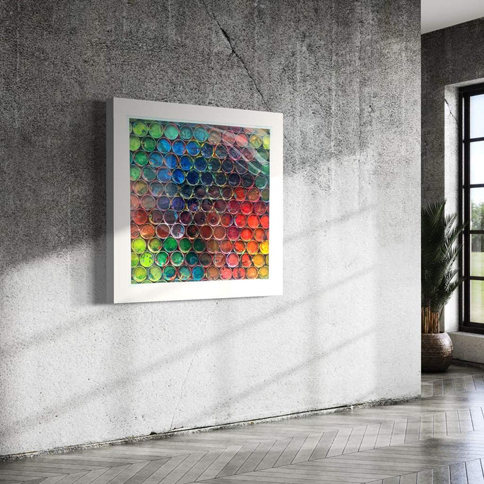 Großes, buntes Kunstobjekt für die Wand „RE 15“ mit plastischen Farbkreisen auf 123x123x10 cm (in Situation). Wandskulptur hinter Plexiglas aus der Serie „Reste eines Experiments“. Künstler Mark Hellbusch, 2024.