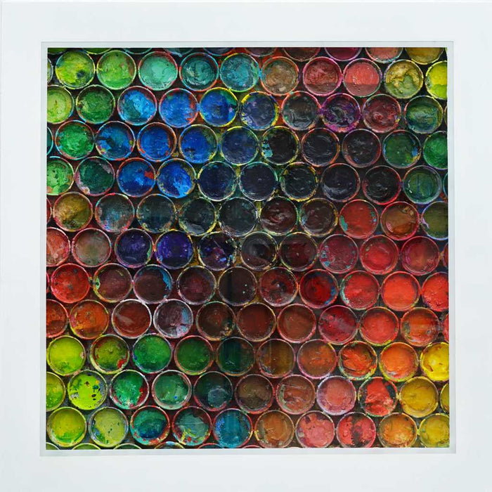 Großes, buntes Kunstobjekt für die Wand „RE 15“ mit plastischen Farbkreisen auf 123x123x10 cm. Wandskulptur hinter Plexiglas aus der Serie „Reste eines Experiments“. Künstler Mark Hellbusch, 2024.
