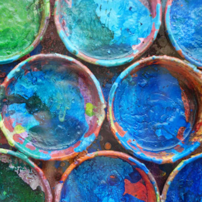 Großes, buntes Kunstobjekt für die Wand „RE 15“ mit plastischen Farbkreisen auf 123x123x10 cm (Nahaufnahme). Wandskulptur hinter Plexiglas aus der Serie „Reste eines Experiments“. Künstler Mark Hellbusch, 2024.