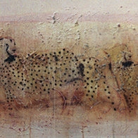 Redwind and Cheetahs – Panorama Gemälde mit Geparden in fossiler Ölmalerei, warme Farbtöne, abstrakte Tierkunst, Atelier Hellbusch