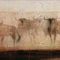 Redwind and Gnus – Panorama Gemälde mit afrikanischer Gnu-Herde in fossiler Ölmalerei, erdige Farben, abstrakte Tierkunst, Atelier Hellbusch