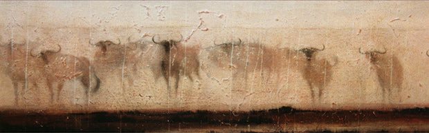 Redwind and Gnus – Panorama Gemälde mit afrikanischer Gnu-Herde in fossiler Ölmalerei, erdige Farben, abstrakte Tierkunst, Atelier Hellbusch
