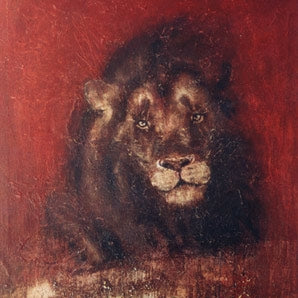 „Redwind and Lion“ (2005) – Ölmalerei in fossiler Technik. Ausdrucksstarker Löwe vor tiefrotem Hintergrund, kraftvolle rote Malerei mit archaischer Anmutung. Atelier Hellbusch.