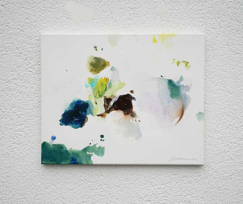 Abstraktes Tiergemälde „Seltener Dachs“ (50 × 60 cm, 2024) – Mischtechnik auf weißem Grund, Grüntöne und Braunflächen formen das Tiermotiv. Heute in Privatbesitz. Atelier Hellbusch