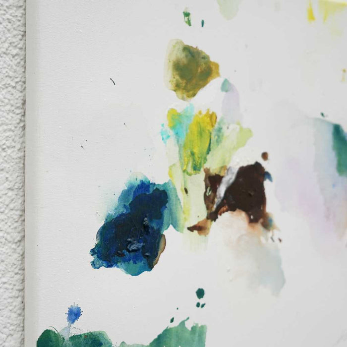 Abstraktes Tiergemälde „Seltener Dachs“ (50 × 60 cm, 2024) – Mischtechnik auf weißem Grund, Grüntöne und Braunflächen formen das Tiermotiv. Heute in Privatbesitz. Atelier Hellbusch