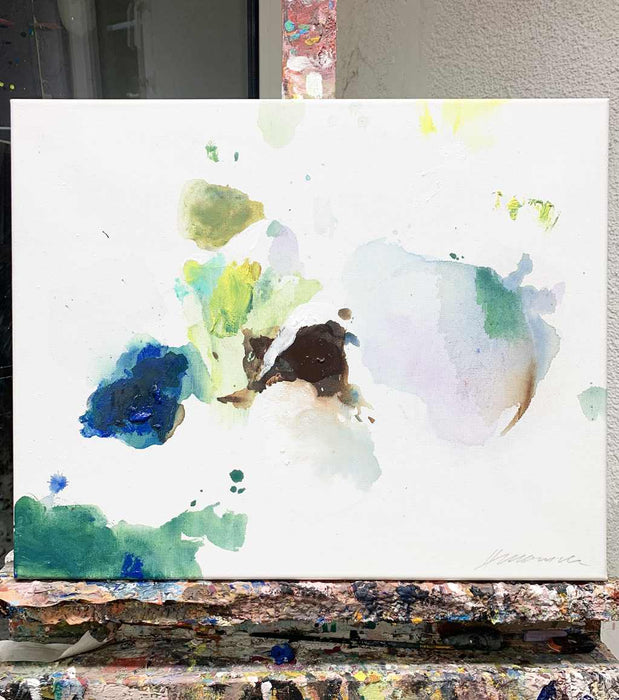 Abstraktes Tiergemälde „Seltener Dachs“ (50 × 60 cm, 2024) – Mischtechnik auf weißem Grund, Grüntöne und Braunflächen formen das Tiermotiv. Heute in Privatbesitz. Atelier Hellbusch