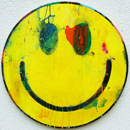 Smiley I – rundes Gemälde mit gelbem Smiley aus der Serie Schmiertafel von Mark Hellbusch