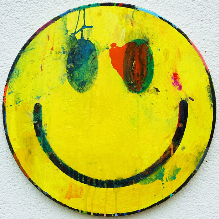 Smiley I – rundes Gemälde mit gelbem Smiley aus der Serie Schmiertafel von Mark Hellbusch
