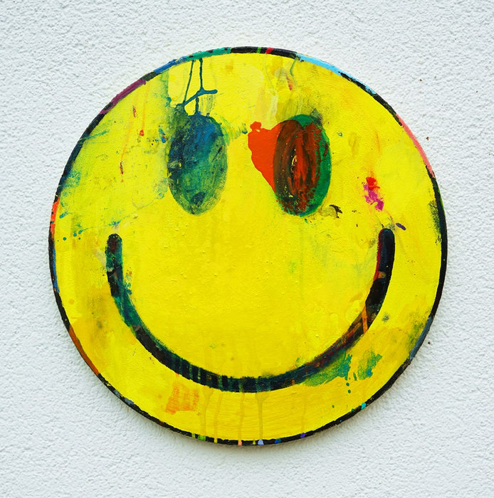 Smiley I – rundes Gemälde mit gelbem Smiley aus der Serie Schmiertafel von Mark Hellbusch