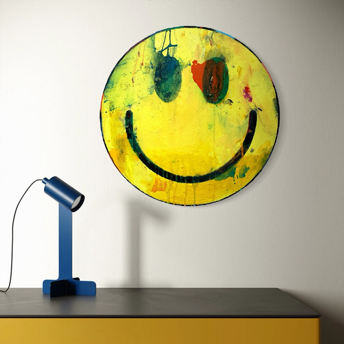 Smiley I (in situ) – rundes Gemälde mit gelbem Smiley aus der Serie Schmiertafel von Mark Hellbusch