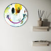 Smiley II (in situ) – rundes weißes Smiley Gemälde mit violettem Mund und expressiver Ölmalerei aus der Serie Schmiertafel. Mark Hellbusch
