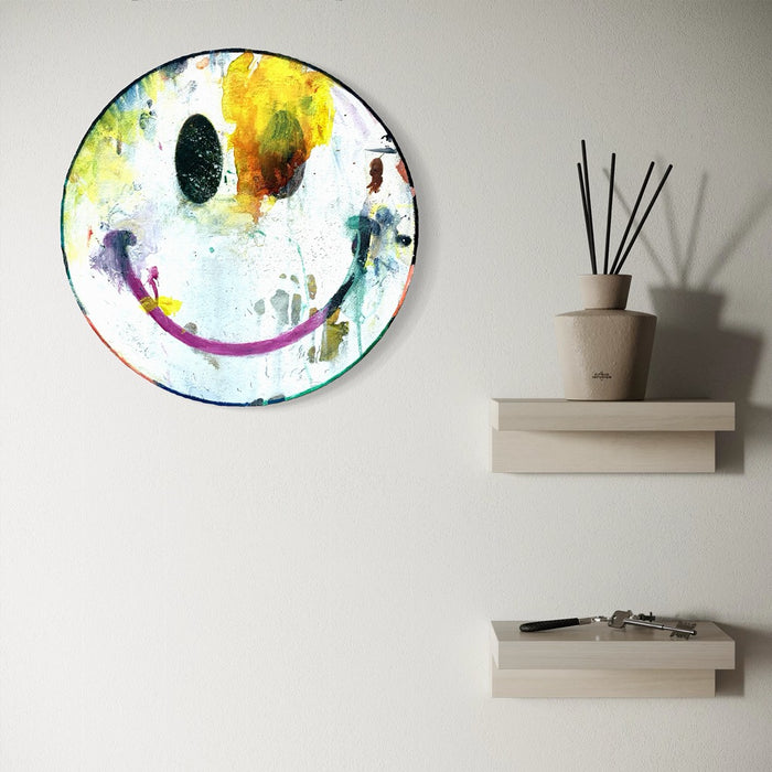 Smiley II (in situ) – rundes weißes Smiley Gemälde mit violettem Mund und expressiver Ölmalerei aus der Serie Schmiertafel. Mark Hellbusch