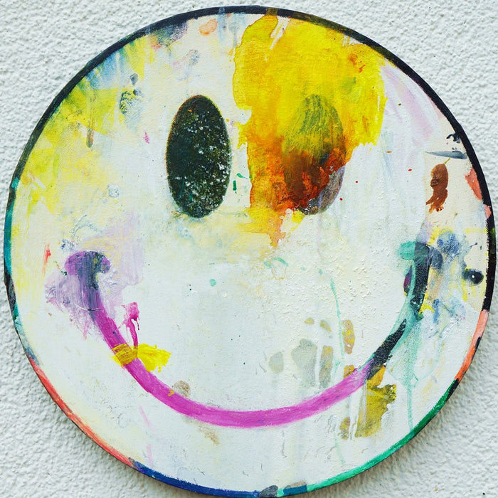 Smiley II – rundes weißes Smiley Gemälde mit violettem Mund und expressiver Ölmalerei aus der Serie Schmiertafel