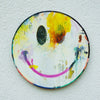 Smiley II – rundes weißes Smiley Gemälde mit violettem Mund und expressiver Ölmalerei aus der Serie Schmiertafel