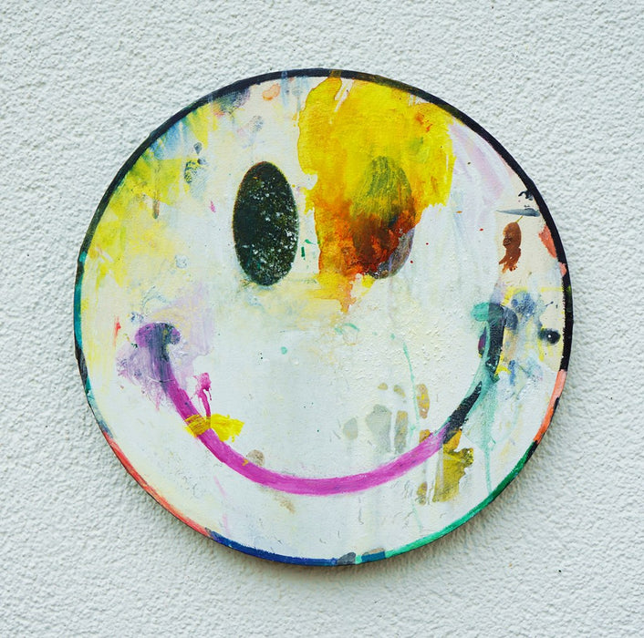 Smiley II – rundes weißes Smiley Gemälde mit violettem Mund und expressiver Ölmalerei aus der Serie Schmiertafel