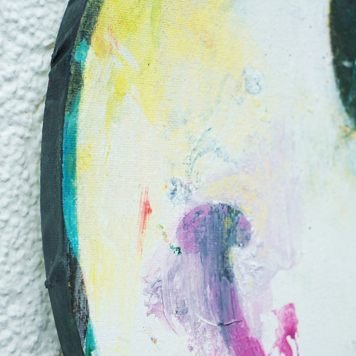 Smiley II (von der Seite) – rundes weißes Smiley Gemälde mit violettem Mund und expressiver Ölmalerei aus der Serie Schmiertafel