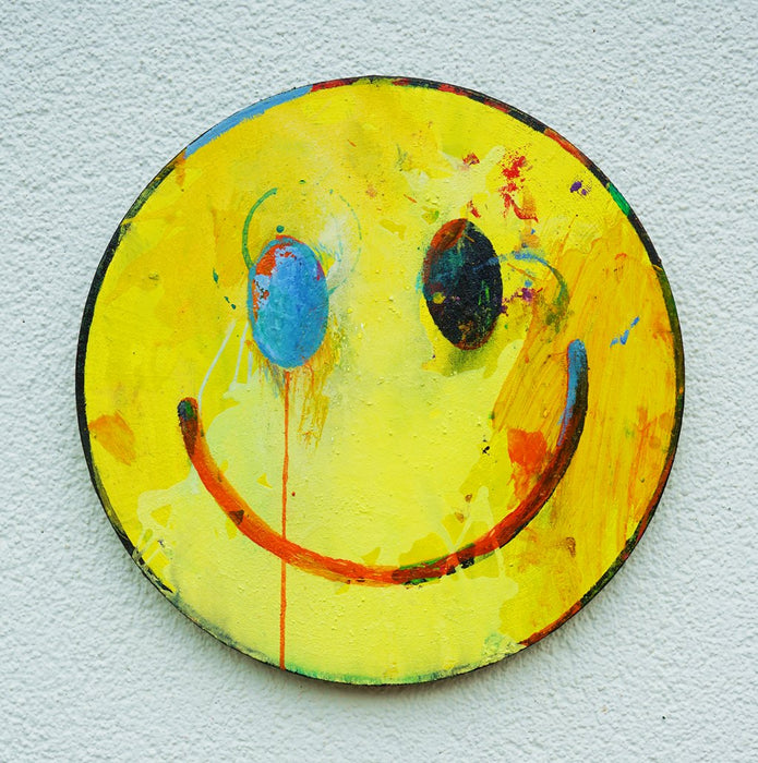 Smiley III – rundes gelbes Smiley Gemälde mit blauem Auge aus der Serie Schmiertafel von Mark Hellbusch