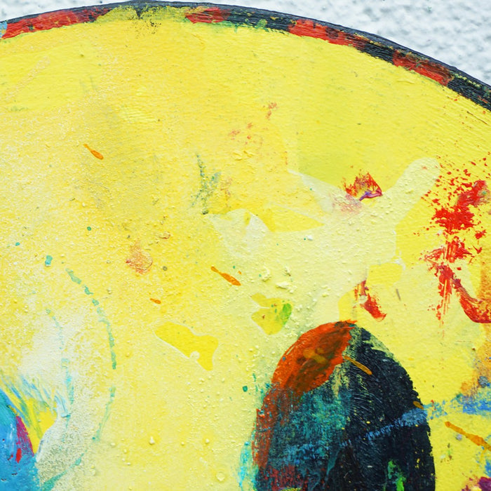 Smiley III (Nahaufnahme) – rundes gelbes Smiley Gemälde mit blauem Auge aus der Serie Schmiertafel von Mark Hellbusch