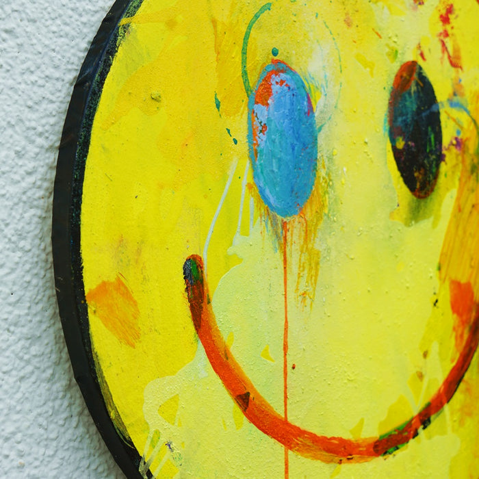 Smiley III (Seitenaufnahme) – rundes gelbes Smiley Gemälde mit blauem Auge aus der Serie Schmiertafel von Mark Hellbusch