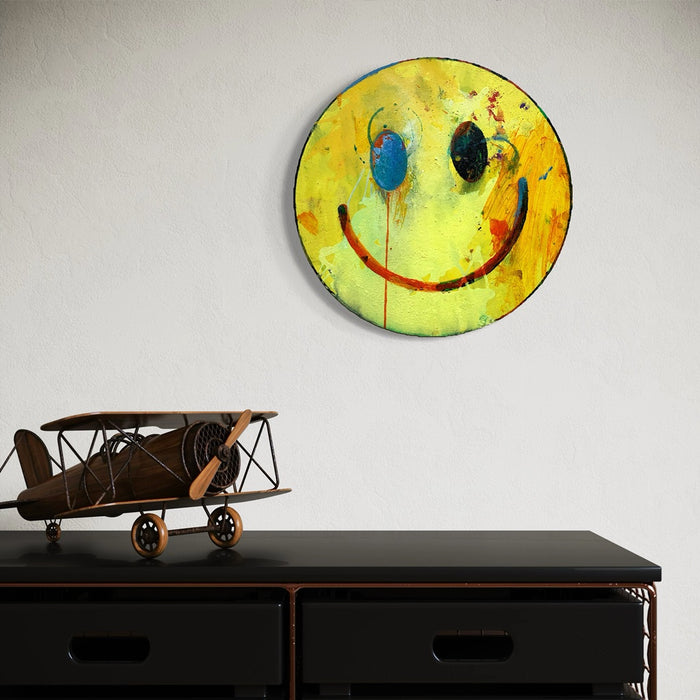 Smiley III (in situ) – rundes gelbes Smiley Gemälde mit blauem Auge aus der Serie Schmiertafel von Mark Hellbusch