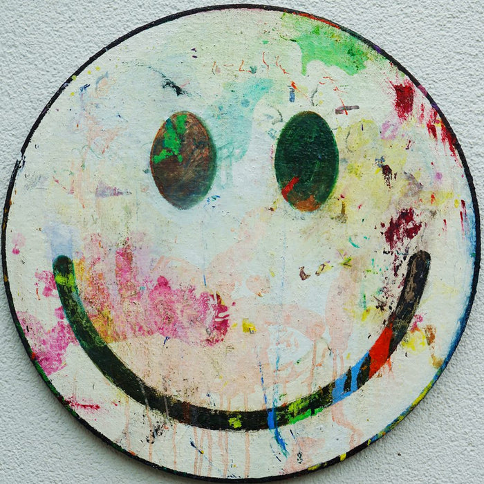 Rundes Smiley Gemälde mit zarter weißer Fläche und dunklem Lächeln aus der Serie Schmiertafel von Mark Hellbusch