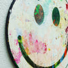 Rundes Smiley Gemälde (von der Seite) mit zarter weißer Fläche und dunklem Lächeln aus der Serie Schmiertafel von Mark Hellbusch