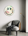 Rundes Smiley Gemälde (in situ) mit zarter weißer Fläche und dunklem Lächeln aus der Serie Schmiertafel von Mark Hellbusch