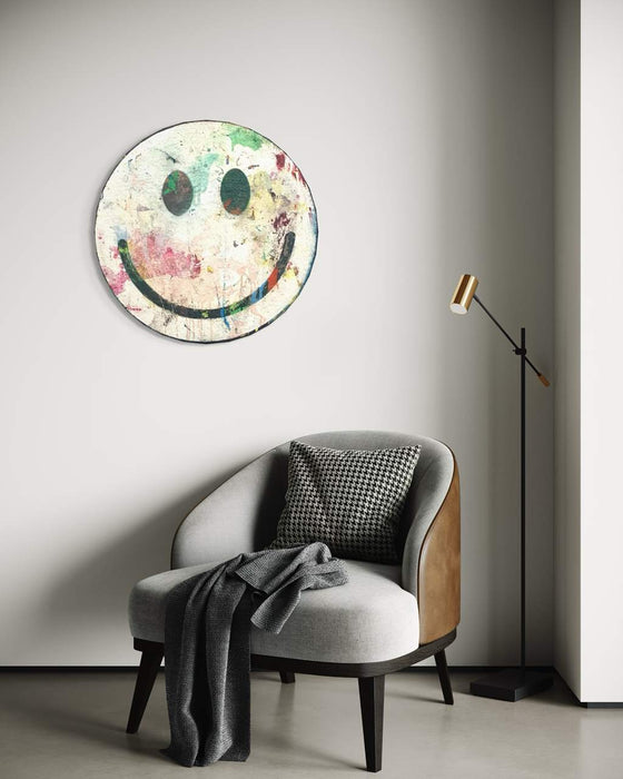 Rundes Smiley Gemälde (in situ) mit zarter weißer Fläche und dunklem Lächeln aus der Serie Schmiertafel von Mark Hellbusch