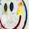 Rundes Smiley Gemälde (Seitenperspektive) mit weißer Fläche, dunklen Augen und rotem Lächeln aus der Serie Schmiertafel von Mark Hellbusch