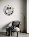 Rundes Smiley Gemälde (in situ) mit weißer Fläche, dunklen Augen und rotem Lächeln aus der Serie Schmiertafel von Mark Hellbusch