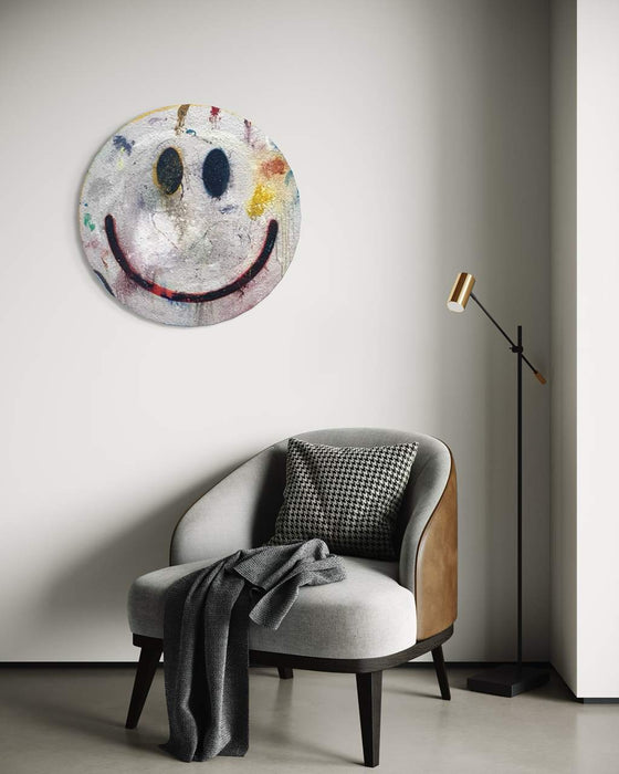 Rundes Smiley Gemälde (in situ) mit weißer Fläche, dunklen Augen und rotem Lächeln aus der Serie Schmiertafel von Mark Hellbusch